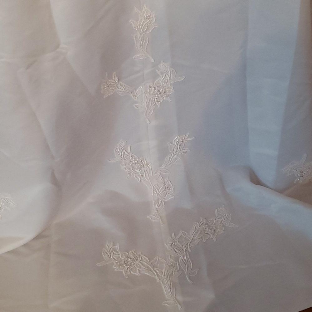 HOST PICK. Oleg Cassini Cap Sleeve Wedding Gown Size 4 - Picture 13 of 15